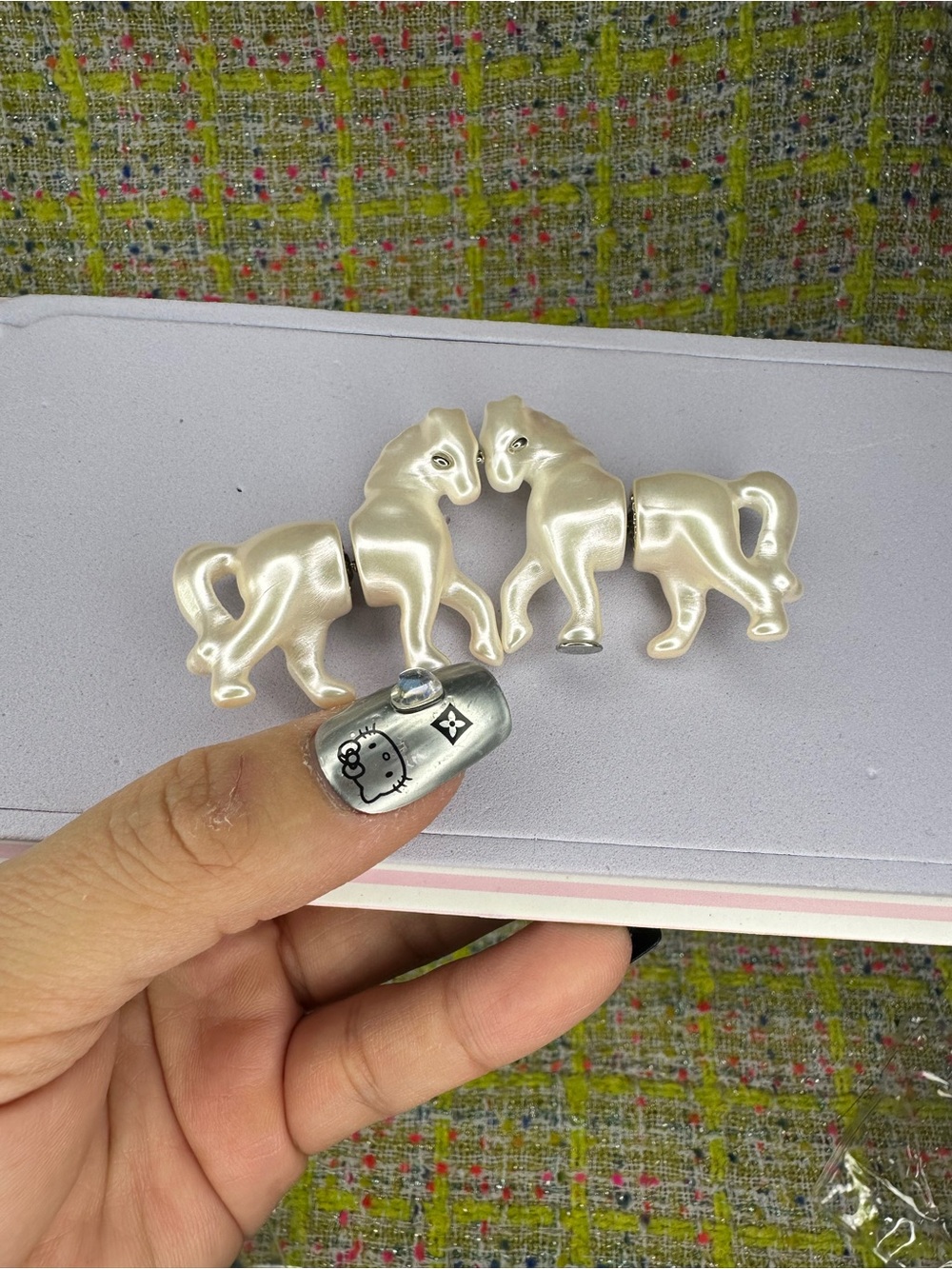 Eleagant pearl white raisin 
Horse stud earring